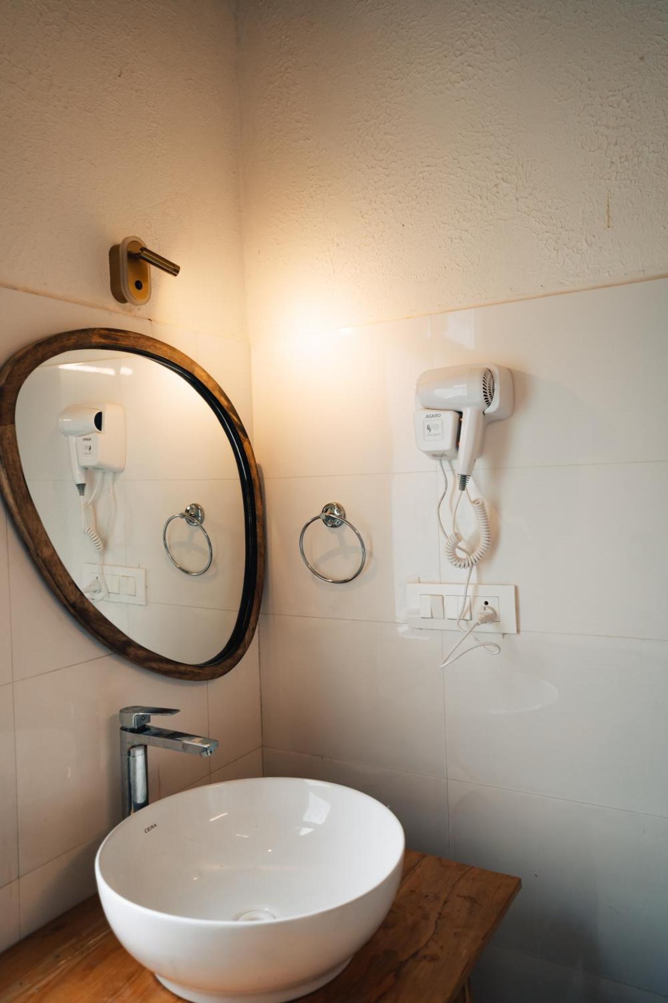 Soho House Lägenhet Jibhi Exteriör bild