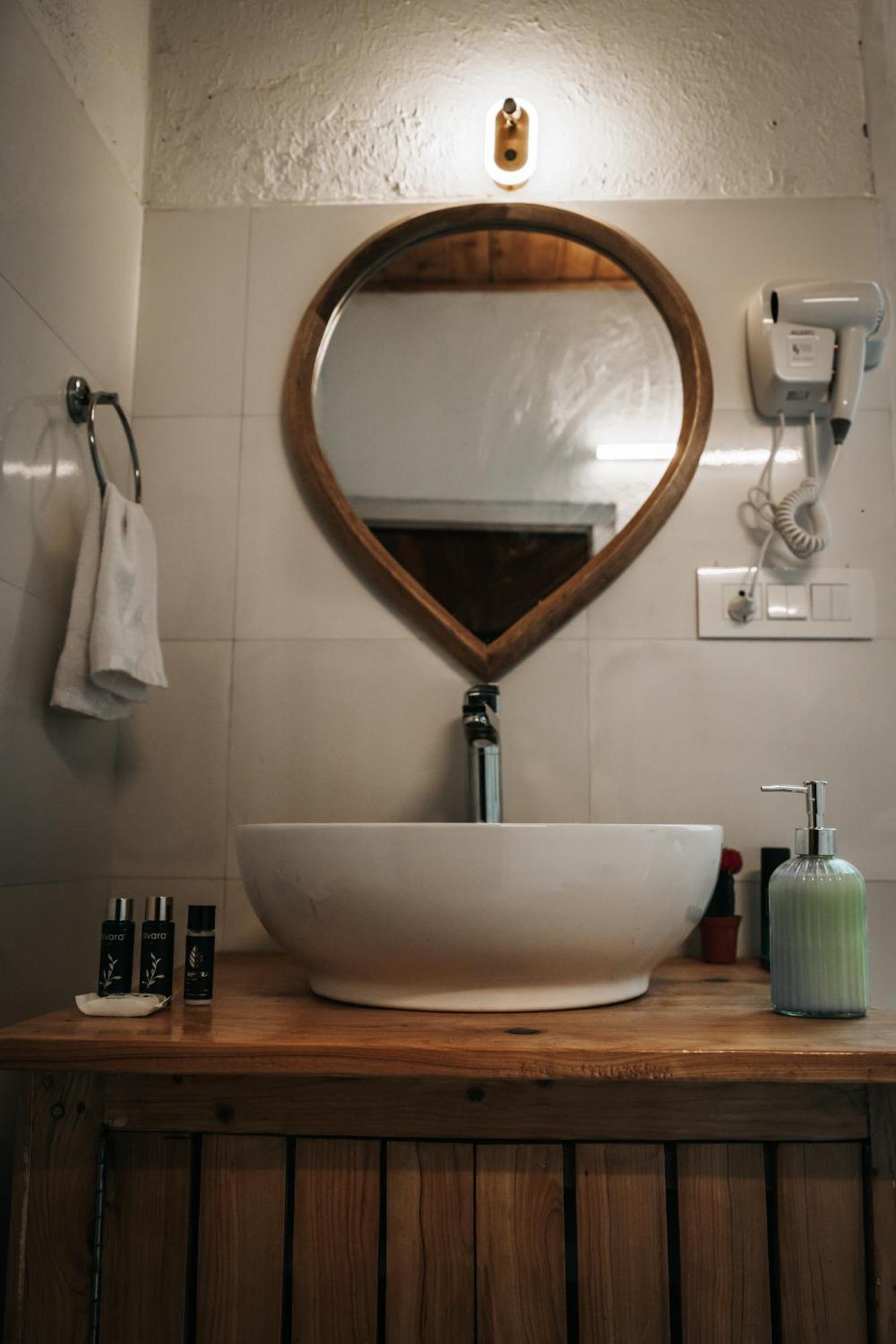 Soho House Lägenhet Jibhi Exteriör bild
